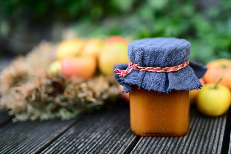 Marmellata liquida con pezzetti di mela, ingrediente che aggiunge pectina naturale per addensare.