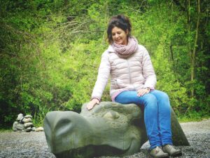 Giardino dei tarocchi in Toscana, sculture colorate immerse nella natura, attrazione per adulti e bambini.