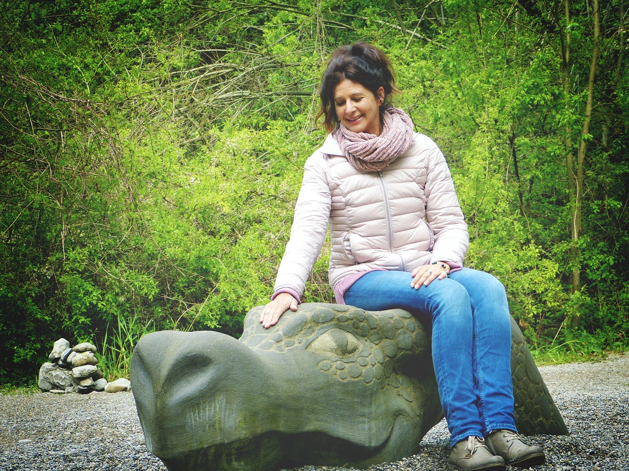 Giardino dei tarocchi in Toscana, sculture colorate immerse nella natura, attrazione per adulti e bambini.