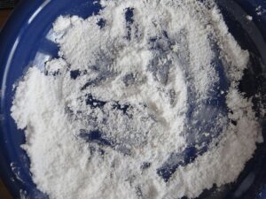 Marmellata fatta in casa su un piattino, pronta per il test di consistenza.