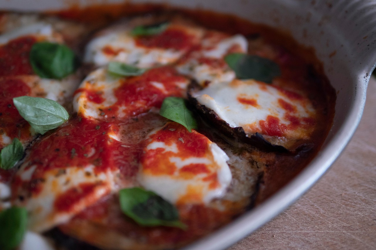 Melanzane alla parmigiana: piatto gustoso con melanzane grigliate e salsa di pomodoro.