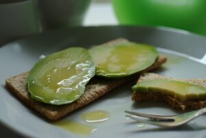 Avocado spalmato su pane integrale, raffigurante un'alternativa sana al burro.