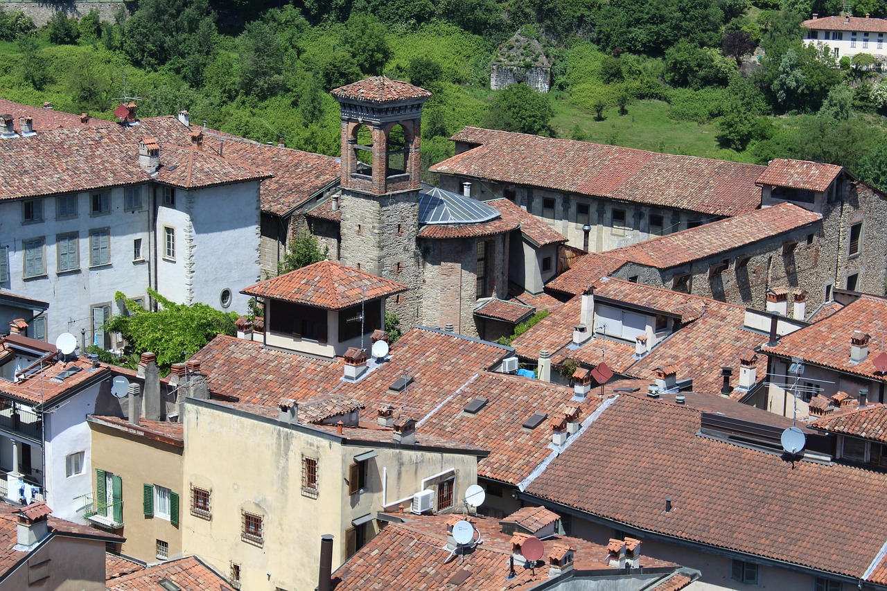 Veduta del borgo di Grazzano Visconti, con architettura medievale affascinante e dettagli storici curati.