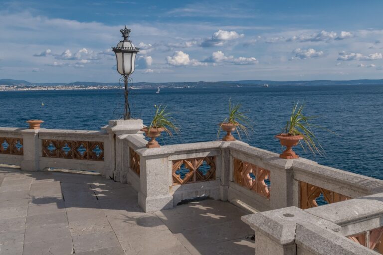 Castello di Miramare a Trieste, con vista sul mare e giardini, simbolo dell'amore della principessa Sissi.