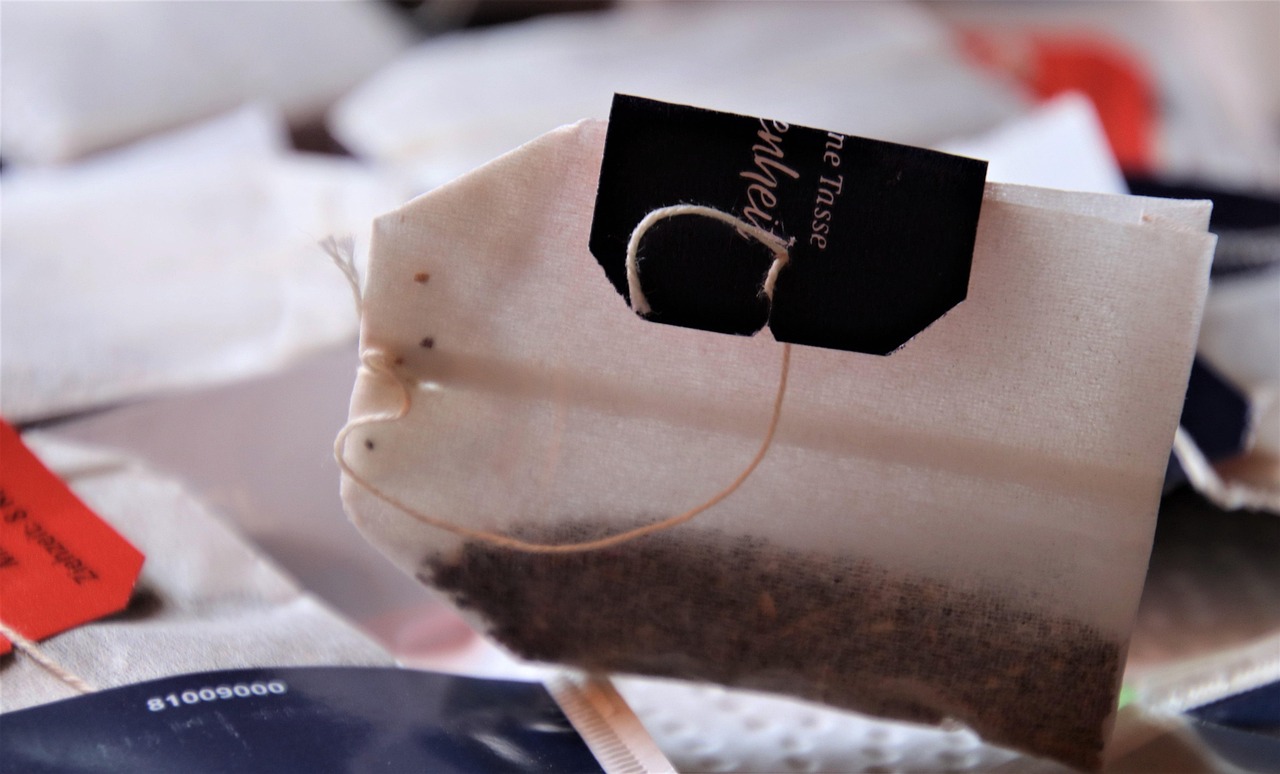 Due bustine di tè fredde appoggiate su un panno, pronte per un impacco agli occhi stanchi.