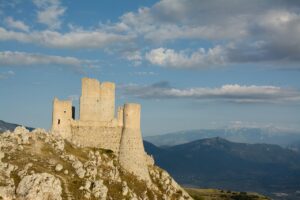 Castello di Rocca Calascio, imponente fortezza situata in cima a una montagna nell'Appennino.