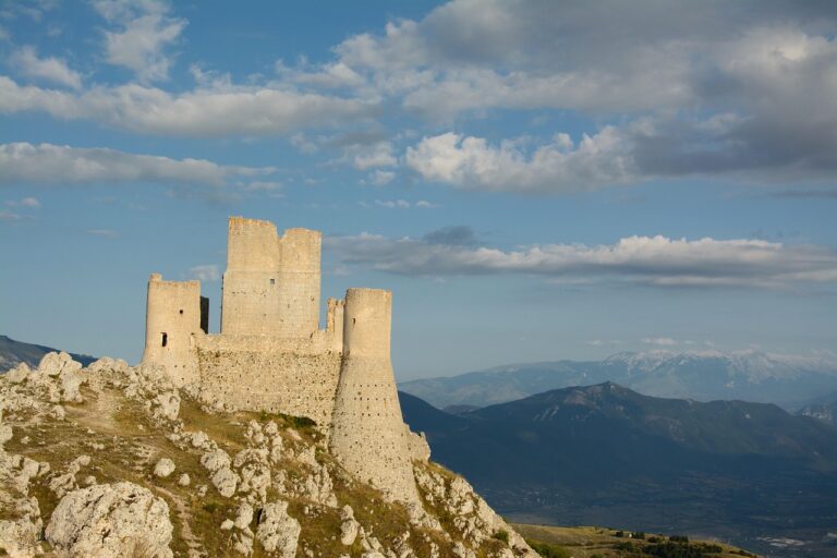 Castello di Rocca Calascio, imponente fortezza situata in cima a una montagna nell'Appennino.