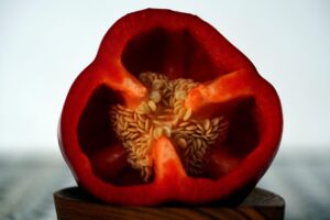 Peperoni freschi tagliati, evidenziando la rimozione di semi e filamenti bianchi interni.