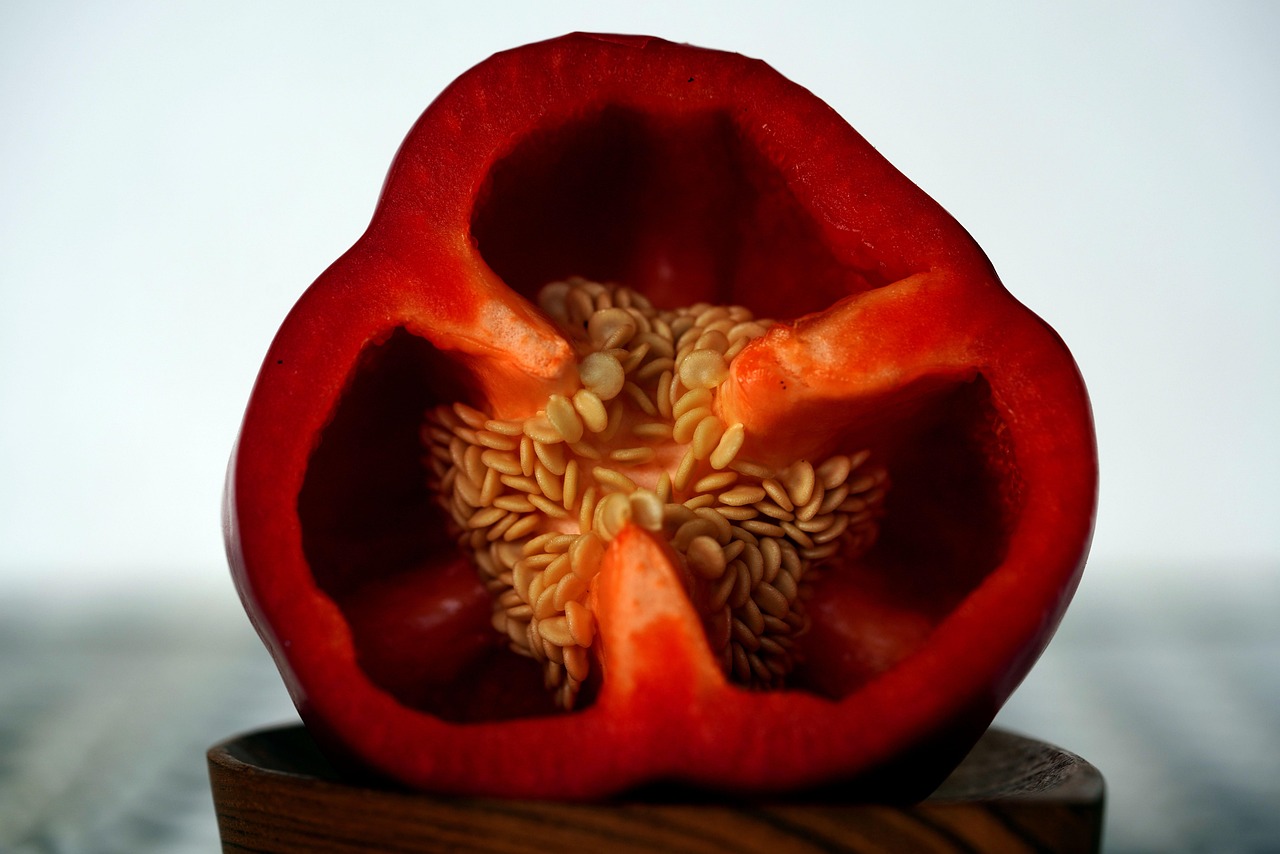 Peperoni freschi tagliati, evidenziando la rimozione di semi e filamenti bianchi interni.