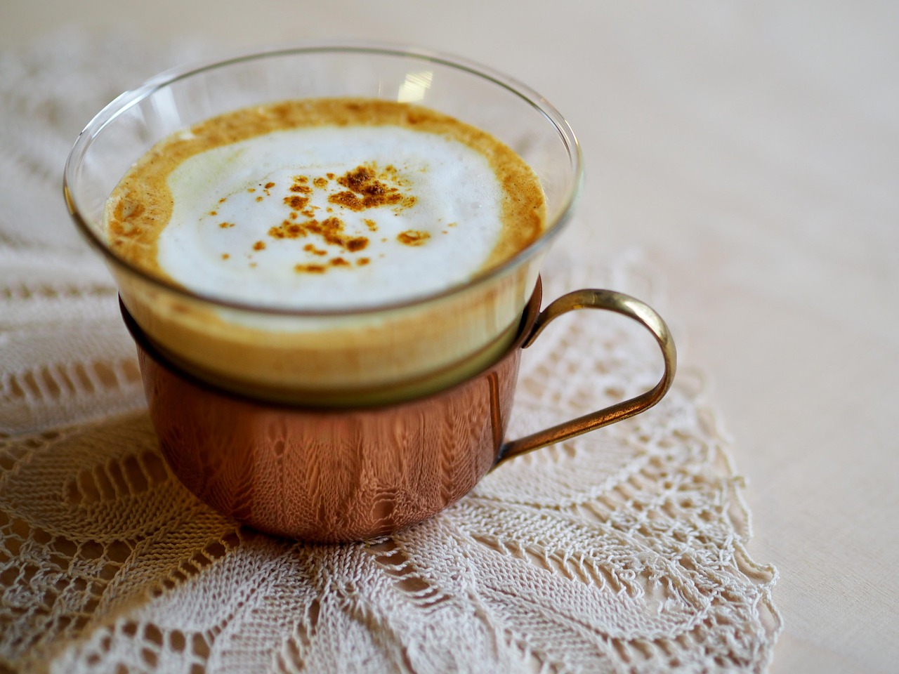 Bevanda di latte d'oro in una tazza con spezie e curcuma, simbolo di salute e benessere.