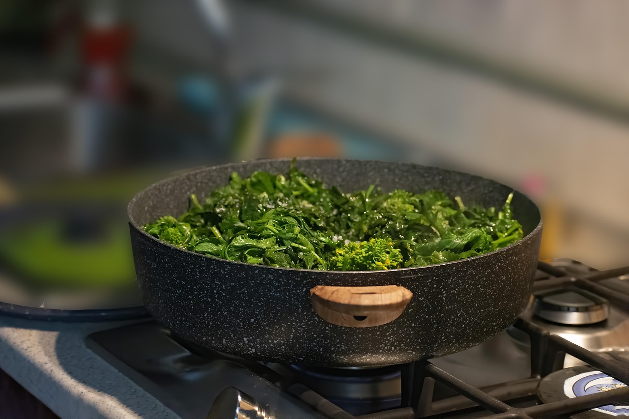 Cime di rapa sbollentate pronte per essere ripassate in padella con aglio.