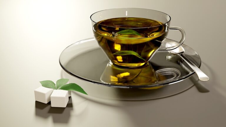 Tazza di tè verde su un tavolo, con un avviso sul possibile danno al fegato.