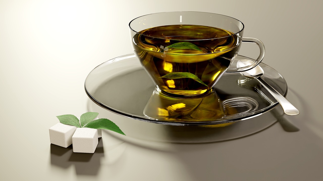 Tazza di tè verde su un tavolo, con un avviso sul possibile danno al fegato.